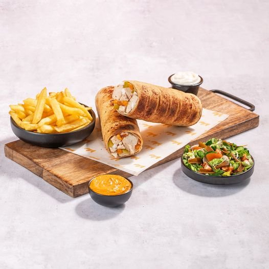 " لإعلانات مطعم العبدالله، سيناريوهات جديدة بإيحاءات جنسيّة "

لم يمضِ شهر واحد على بلبلة حلويات الشّرق بسبب الڤيديو الذي انتشر مؤخرًا ، حتّى عاد مطعم العبدالله بإعلان مصّور بواسطة الكوميدي " إيلي جلادة" حيثُ روّج للفرع الجديد للمطعم بإيحاءات جنسيّة غير مقبولة صدمت جمهوره المحافظ .