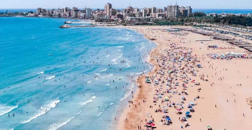 *السياحة في الجنوب لهذا العام، برفقة الطائرات الحربية والمسيرات*

هو الجنوب الذي يحمل عبء حب الجار، فيُجرح ويقاوم حتى الرمق الأخير، ينزف مع البحر الملوث، يشمخ مع البيوت المعدومة، ويتأثر سياحيًا مع فرض نزوح المواطنين الجنوبيين. اعتبارات كثيرة فُرضت، شُنّت الحرب سابقًا على الاقتصاد المنهوب، فقاوموا واستقبلوا السياح، واليوم سماء الجنوب حافلةٌ ليس بالغيوم الصافية بل بطائرات الاستطلاع، وبدلًا من سهرة على أنغام البحر، سهرةٌ على أصوات الغارات والطائرات الحربية. فأين أوجه السياحة اليوم؟ وهل للسياح من دور؟

مناطق كثيرة احتوتها خريطة الجنوب، معالم سياحية كثيرة تحت القصف، كوادِ السلوقي ومليتا، والتأثيرُ الأكبر صيفًا إذا ما تلوث البحر والنهر بسبب الغارات والمواد الفوسفورية المسرطنة التي رُميت أعلاه. ولكن هنا يكمن الموجز: ليس كل الجنوبيين تخلوا وخافوا، إلا في المناطق الحدودية. السياحة هذا العام ستشهد نقصًا ولكن ليس اختفاءً.

على صعيد آخر، تضررت مناطق الشريط الحدودي بشكل كبير جراء الحرب الهمجية، ولم تسلم المناطق السياحية من القصف والدمار. حيث تعرض الكثير منها لقصف مباشر وغارات مكثفة أدت إلى تدميرها كليًا كحديقة مارون الراس، أو جزئيًا كمنطقة الشاليهات في الخيام واستراحة المطيط في عيترون. ومن نجا من القصف والدمار أقفل قسرًا نتيجة نزوح الأهالي من منازلهم بحثًا عن الأمان، ولو كان شبه مفقود، إذ لا منطقة آمنة في كل الجنوب.

كما برز أيضًا خلال الحرب مزيد من المشكلات الاقتصادية التي أرهقت كاهل المواطنين، فالبطالة مثالًا تنهش عظام النازحين، وتتعالى صرخاتهم في ظل عدم وجود مصدر دخل لهم، خاصة بعد معاناة مع أزمة اقتصادية منذ عدة سنوات. معظم النازحين باتوا اليوم دون عمل أو مصدر دخل، فمنهم من دُمّرت محلاتهم ومؤسساتهم، والبعض الآخر أُرغم على ترك أرضه التي كانت مصدر رزقه. والآن تتعالى صرخات الشباب الذين يصارعون أزمات تلو أزمات، بالكاد يجدون ما يعيلهم ويؤمن لهم مصروف يومهم.

تأثير الحروب على السياحة يمكن أن يكون كارثيًا، حيث تؤدي الأزمات الأمنية والاستقرار السياسي المتدهور إلى تراجع كبير في عدد السياح وتقليل الإيرادات السياحية، كما تؤثر على البنية التحتية للسياحة وتزيد من التحديات اللوجستية.